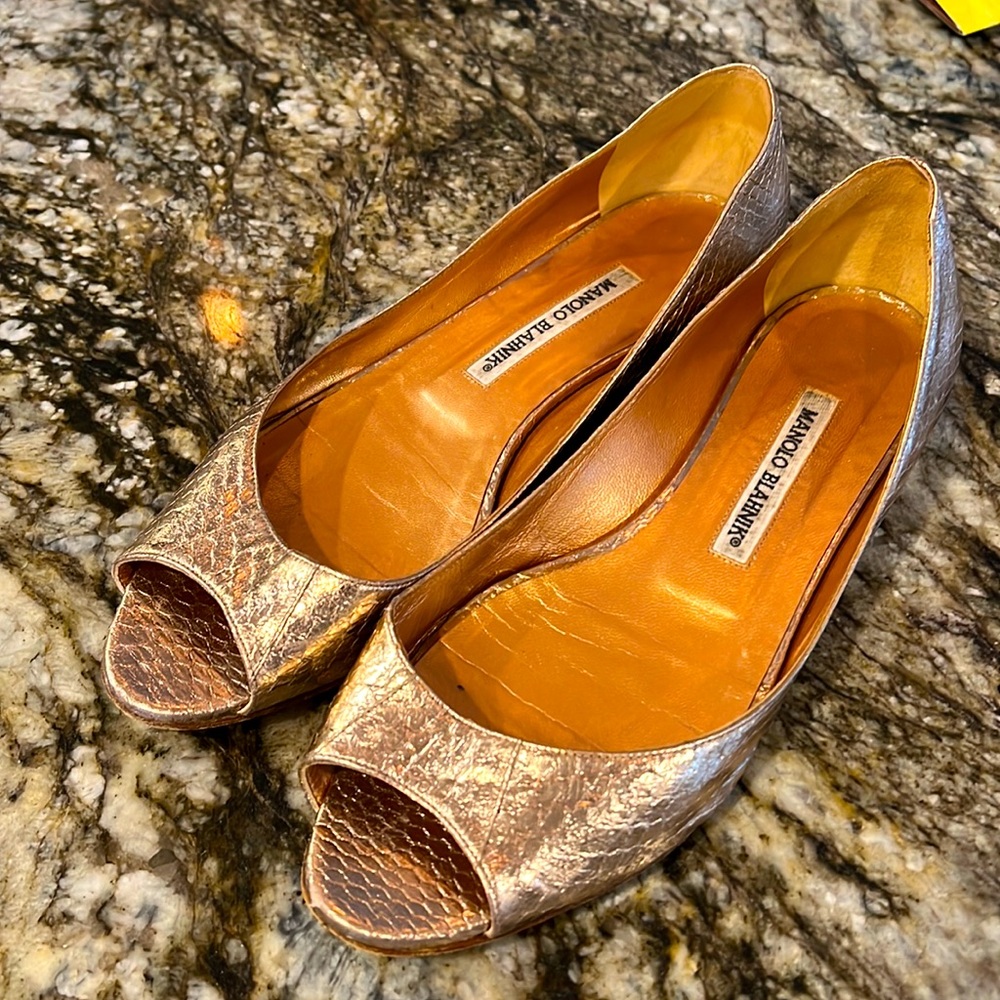 Open toe rose gold Manolo Blahnik’s. Size 38. Worn but still classic!